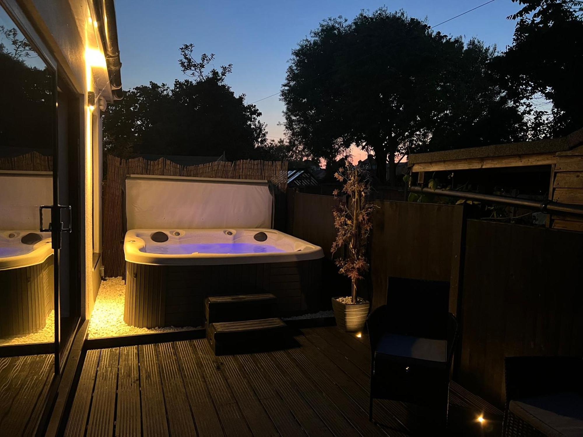 The Broadway Beach House With Hot Tub Herne Bay Esterno foto