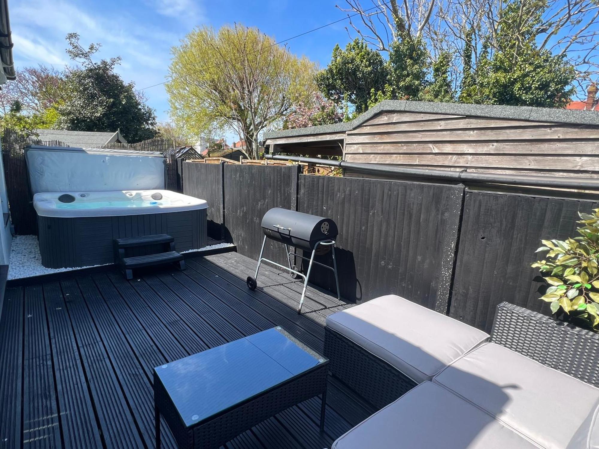 The Broadway Beach House With Hot Tub Herne Bay Esterno foto